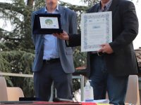 Massimo Mancini premia Carlo Fontanelli (foto: Roberto Messina)