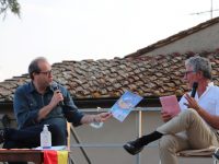 Nicola Baronti consegna una copia di Orizzonti a Francesco Pancani (foto: Roberto Messina)